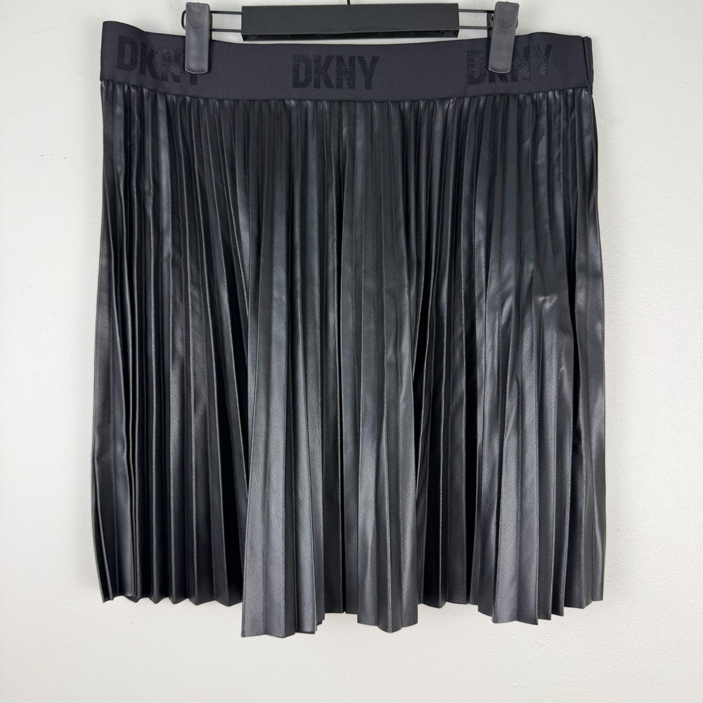 DKNY Pleated Faux Leather Mini Skirt Womens Large Black Elastic Waist Modern Fit - Picture 2 of 11